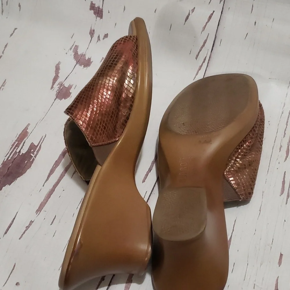 Munro 12 red/orange snake print mules open toe wedges sandals